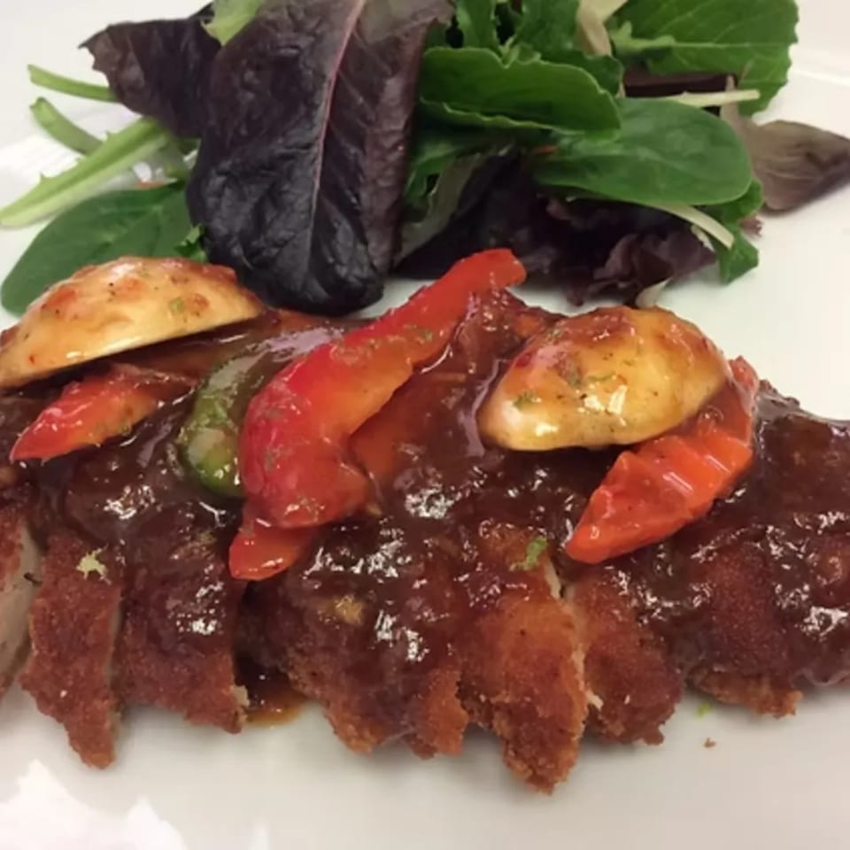 Charm Thai Cuisine's sliced crispy chicken with brown sauce, bell peppers, mushrooms, and a side salad.